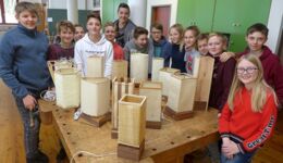 Lampenbau im Werkunterricht der 3.Klasse des Werkschulheims Felbertal