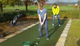 Schüler des Werkschulheims Felbertal bei der Platzreifeprüfung am Golfplatz Eugendorf