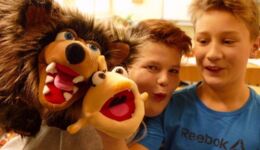 Englischunterricht einmal anders in der 1. Klasse: Mithilfe von glove puppets