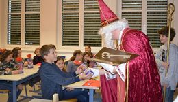 Der Nikolaus besucht die Schülerinnen und Schüler der 1. Klassen im Werkschulheim Felbertal