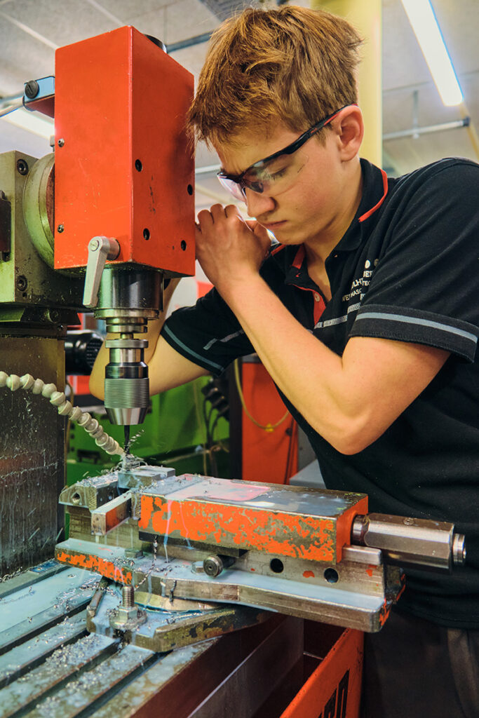 schueler der Oberstufe WSH Felbertal bei Maschinenbautechnik