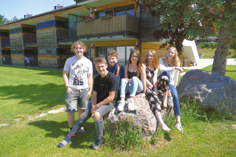 Schueler des Werkschulheim Felbertal vor dem Internat
