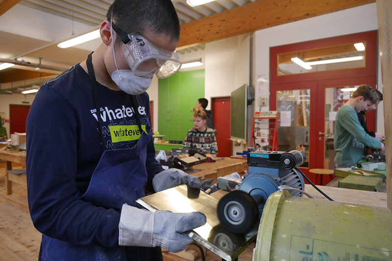 schueler der Unterstufe im WSH Felbertal beim Werkunterricht