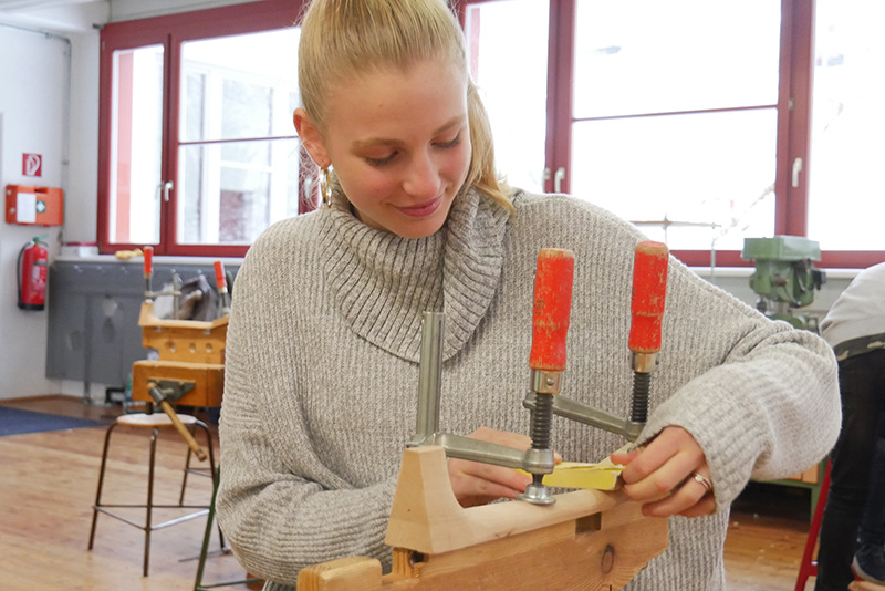 Schuelerin beim Werkunterricht Unterstufe WSH Felbertal